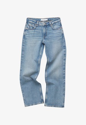 Jeans en denim bleu clair à jambes droites avec poches avant et arrière, passants pour ceinture, et fermeture à bouton et fermeture éclair.