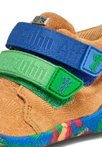 Tanfarbene Wildlederschuhe mit blau-grünen Klettverschlussriemen. Die mehrfarbige, texturierte Sohle weist ein florales Muster auf. Einzigartige verspielte Akzente.