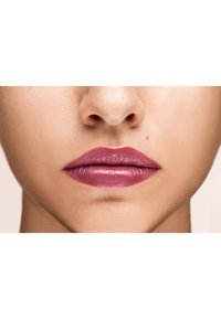 Matte mauve lippenstift aangebracht op volle lippen met een gladde textuur; natuurlijke huidtint en subtiele kenmerken zijn zichtbaar rondom het mondgebied.