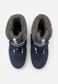 Botas impermeables de la Marina con un cuello de punto gris texturizado, cordones elásticos y una suela de goma blanca. Diseño elegante con detalles funcionales.