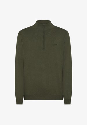 Maglione verde scuro con collo a mezza cerniera, realizzato in materiale morbido, con polsini e orlo a costine, e un piccolo logo sul petto.