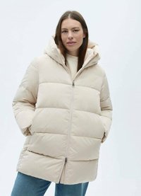 Beige pufferjack met een capuchon, met horizontale gestikte secties, een ritssluiting aan de voorkant en zijzakken. Zachte, gladde textuur.
