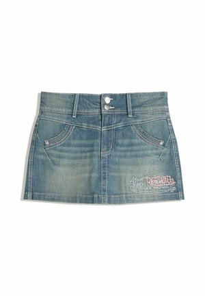 Denim minikjol i medelblått, med rak stil, två framfickor och rosa broderi med varumärket på fållen. Stängning med två knappar.