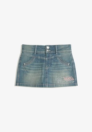 Denim minirok in medium blauw, met een rechte snit, twee frontzakken en roze borduurwerk met merknaam op de zoom. Twee-knopens sluiting.