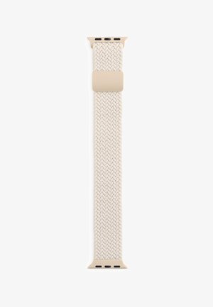 Beige vevd nylon Apple Watch-rem med plastforbindelser og justerbar løkke, fotografert på hvit bakgrunn.