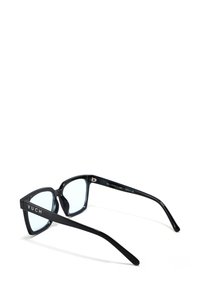 Černé úhlové sluneční brýle s průhlednými skly a značením na nožičkách. Mají hladký plastový povrch a mírně zúžené stranice.