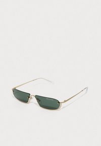 Ochelari de soare dreptunghiulari cu lentile de un verde închis și ramă din metal aurit. Prezintă temple subțiri cu accente transparente și logo pe lentilă.