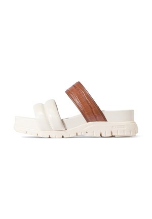 Sandali platform bianchi con due ampie cinghie frontali in materiale lucido e una cinghia posteriore marrone e testurizzata, con una suola in gomma spessa.