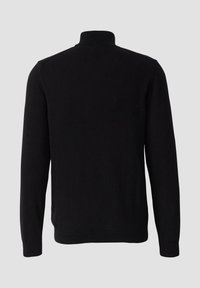 Schwarzer Pullover mit hohem Kragen und langen Ärmeln. Glatte Textur, Rippenstrick-Details am Kragen und an den Bündchen, minimalistisches Design, keine Muster oder Akzente.