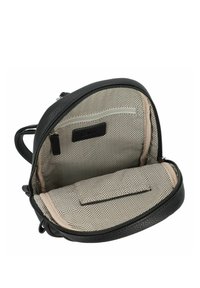 Bolso de cuero negro con forma redondeada y exterior texturizado. El interior presenta un patrón de espiga, un bolsillo con cremallera y un compartimento plano.