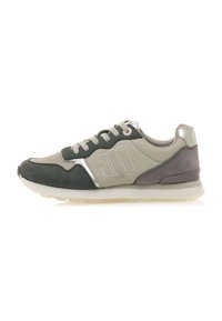 Zapatillas con una mezcla de materiales en gris, beige y púrpura. Incluyen un upper de tela texturizada, suela de goma y un acento metálico.