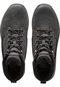 Botas negras con cordones, con parte superior de cuero, acentos de tela texturizada, punteras redondas y forro suave. Presentan ojales de metal y suelas duraderas.