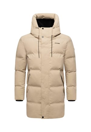 Beige pufferjakke med høj krave og hætte. Har lynlåslommer og elastiske manchetter. Materialet virker glat og isoleret.