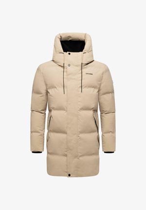 Beige puffer jas met een hoge kraag en capuchon. Bevat ritszakken en elastische manchetten. Het materiaal lijkt glad en geïsoleerd.