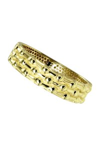 Bracelet en or avec un design texturé comprenant des accents arrondis et un motif en nid d'abeille. Finition lisse ; trois bandes empilées.