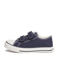 Sneaker in tela blu navy con punta in gomma bianca, due strap in velcro e cuciture bianche a contrasto lungo i lati.