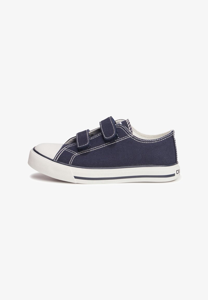 Sneaker in tela blu navy con punta in gomma bianca, due strap in velcro e cuciture bianche a contrasto lungo i lati.