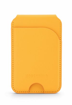 Tarjetero delgado de cuero amarillo con costuras visibles, un pequeño corte curvo en la parte inferior y "MONEYHOLD" en relieve en el frente.