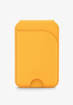 Schlanker gelber Leder-Kartenhalter mit sichtbaren Nähten, einem kleinen gebogenen Ausschnitt am unteren Rand und der Prägung "MONEYHOLD" auf der Vorderseite.