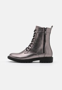 Botas de tobillo gris metálico con textura suave, con cordones en la parte frontal y un zipper lateral, suela de goma negra texturizada.