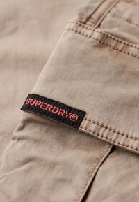 Superdry & Co STRAIGHT - Pantalon cargo - deep beige slub