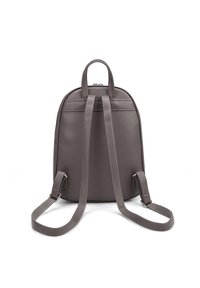 Zaino in pelle grigia con due spallacci regolabili, forma arrotondata e manico superiore. Presenta cuciture visibili e chiusura con zip.