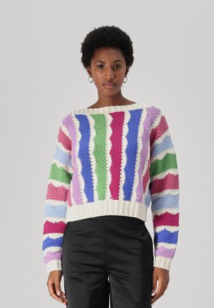 Bunter gestrickter Pullover mit einem wellenförmigen Muster in Pink, Grün, Blau und Lila, mit einem weiten Ausschnitt und geripptem Saum.
