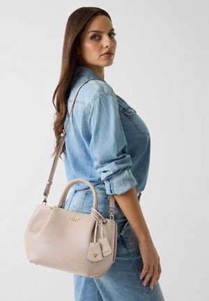 Guess, GUESS SAC BANDOULIÈRE NOELLE GIRLFRIEND SA LIGHT TAUPE - Sac à main - light taupe lta