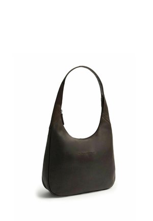 Sac à épaule en cuir noir avec une bandoulière unique et une fermeture éclair, debout sur un fond blanc.