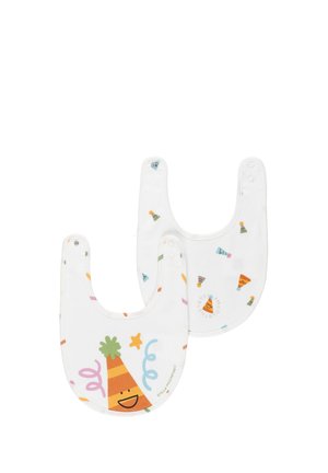 Due bavaglini bianchi per bambini con motivi colorati di cappello da festa sorridente e coriandoli, ciascuno con chiusure a scatto regolabili su uno sfondo semplice.