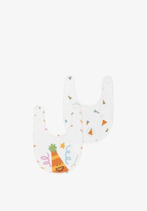 Due bavaglini bianchi per bambini con motivi colorati di cappello da festa sorridente e coriandoli, ciascuno con chiusure a scatto regolabili su uno sfondo semplice.