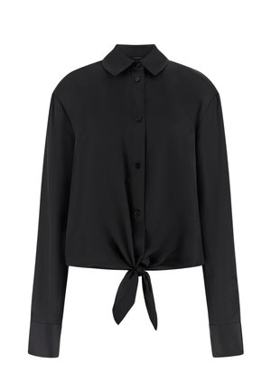 Zwarte blouse met lange mouwen, knoopsluiting, puntkraag en een voorstrik bij de taille, rechte manchetten en een ontspannen pasvorm.
