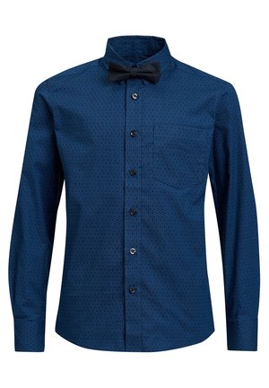 Granatowa, wzorzysta koszula z długim rękawem, czarnymi guzikami, przednią kieszenią i czarną muszką na jednolitym białym tle.
