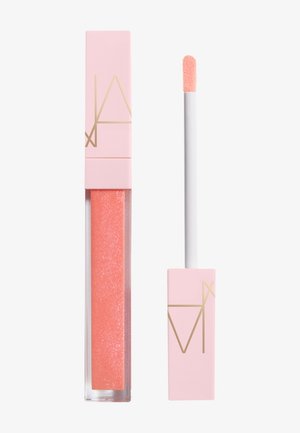 Gloss à lèvres rose corail brillant dans un tube rectangulaire transparent avec un bouchon carré rose clair et un applicateur à côté.