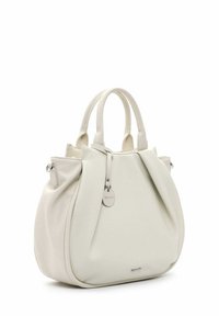 Bolso de mano de cuero blanco con dos asas cortas, superficie texturada y una etiqueta colgante de plata. Diseño plegado con una base ovalada y suave.