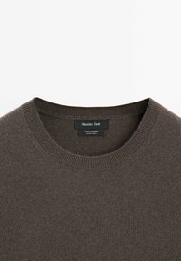 Maglione a girocollo marrone realizzato in 100% cashmere con etichetta "Massimo Dutti" all'interno del colletto.
