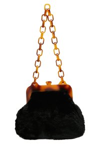 Černá kabelka z umělé kožešiny s akrylovým řetězovým popruhem a uzávěrem s želvovinovým vzorem. Kulatý tvar s jemnou texturou.