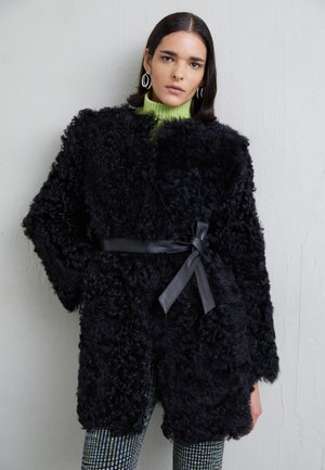 STUDIO ID ROMY TIGRADO SHEARLING COAT - Puspaltis - black silky