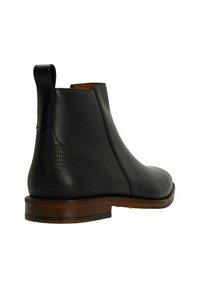 Bottes noires en cuir à chevilles avec une finition lisse et un panneau de talon texturé, dotées d'une languette et d'une semelle en bois brun.