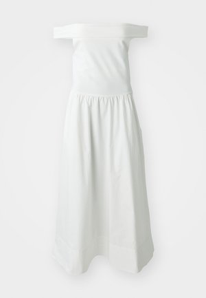 Vestido blanco de tirantes caídos con un cuerpo ajustado y cintura elástica, que presenta una falda fluida y fruncida con una textura suave.