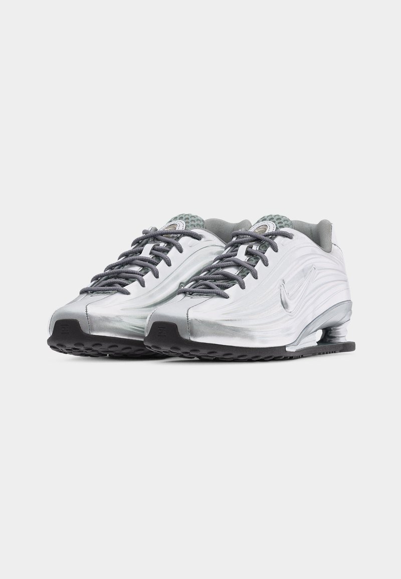 Nike Sportswear SHOX Z - Tenisky - silver-coloured/metallic silver-coloured/black