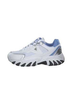 Weißer Sport-Schuh mit einem Mesh-Obermaterial, blauen Akzenten, silbernen Details und einer klobigen schwarzen Sohle, mit runder Zehenpartie und Schnürsystem.