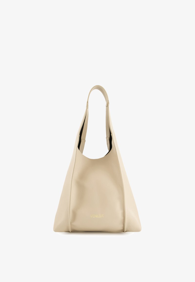 Beżowa skórzana torba tote o luźnym, zaokrąglonym kształcie. Posiada jeden uchwyt i subtelny detal z logo na dole. Gładka tekstura.