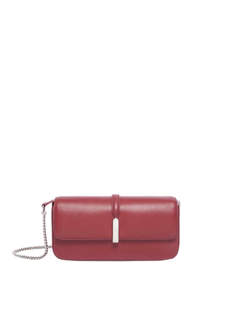 Clutch in pelle bordeaux con una forma rettangolare elegante, dotata di una chiusura magnetica argentata e di una tracolla a catena removibile.