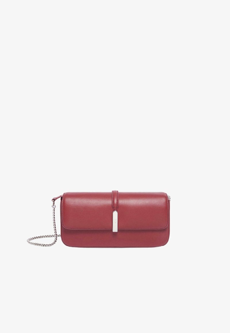 Clutch in pelle bordeaux con una forma rettangolare elegante, dotata di una chiusura magnetica argentata e di una tracolla a catena removibile.