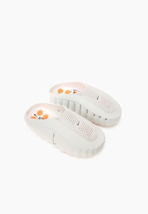 MIND 001 WOMEN - Chaussures fitness - light smoke grey/chrome-coloured/photon dust/hyper crimson/black