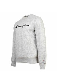 Helle graue Sweatshirt aus einem Baumwollmischgewebe, mit schwarzem "Champion"-Logo in Schreibschrift über der Brust und gerippten Bündchen.