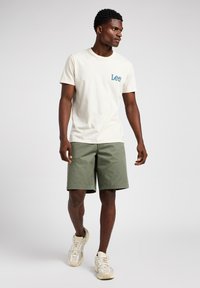 Lee MEDIUM WOBBLY TEE - T-shirts - ecru