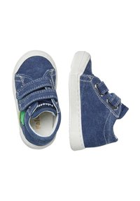 Scarpe alte in denim blu con suole in gomma bianca e due cinturini in Velcro, caratterizzate da dettagli verdi sui lati.