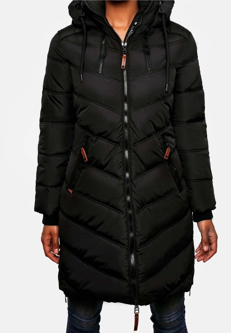 Personne portant un long manteau d'hiver noir matelassé avec une fermeture éclair frontale, une capuche avec cordons et des poches zippées munies de tirettes marron.